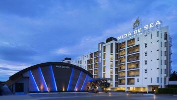 Bagian depan properti - sore/malam