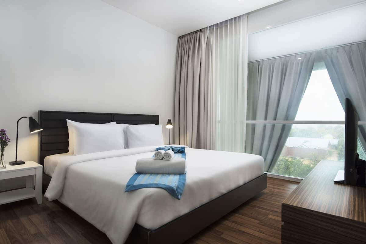 Minibar, caja de seguridad en la habitación y escritorio