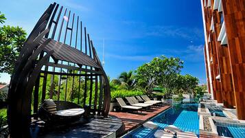 Outdoor pool, pool loungers