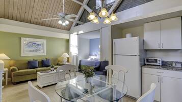 Deluxe Studio | Private kitchenette | Fridge, microwave, oven, stovetop