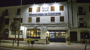 A hotel named "Maestrazgo de Calatayud" with a sign indicating a pub on the ground floor. - Hospedium Hotel Maestrazgo de Calatrava (Almagro)