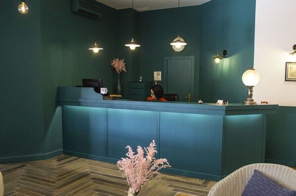 Quầy thủ tục nhận/trả phòng