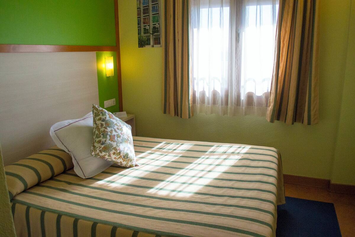 Caja fuerte, escritorio, cortinas opacas y sistema de insonorización