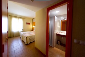 Phòng | Phòng tắm | Buồng tắm vòi sen, máy sấy tóc, chậu vệ sinh/vòi rửa, khăn tắm 