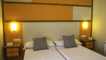 Een kluis op de kamer, een bureau, verduisterende gordijnen