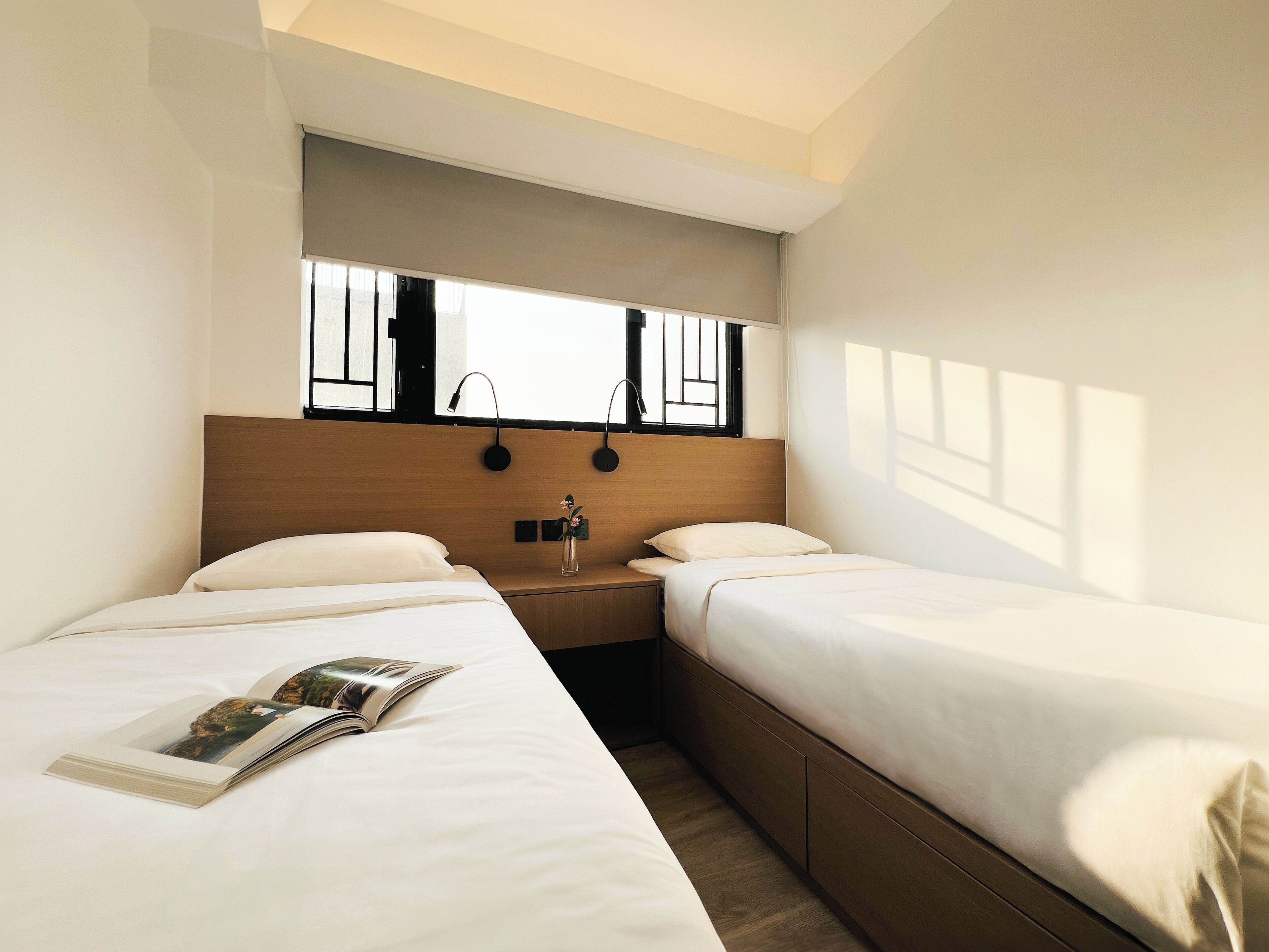 Een bureau, verduisterende gordijnen, gratis wifi, beddengoed