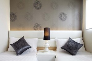 Desk, blackout drapes, free WiFi, bed sheets