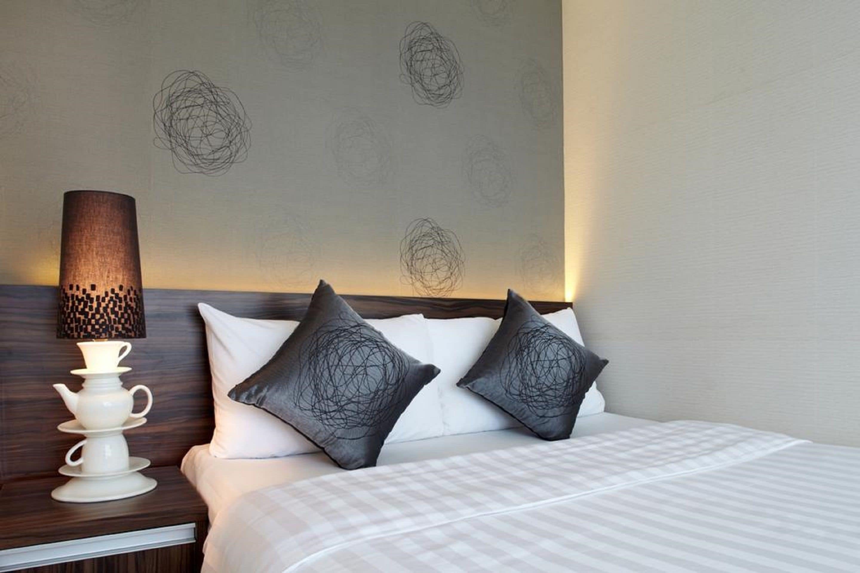 Escritorio, cortinas blackout, wifi gratis y ropa de cama 