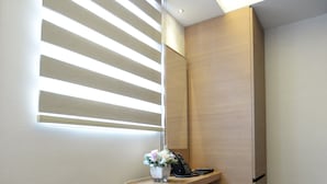 A compact room with a desk, chair, and a window with blinds. - Bridal Tea House Hotel Yau Ma Tei Arthur Street (Kowloon)