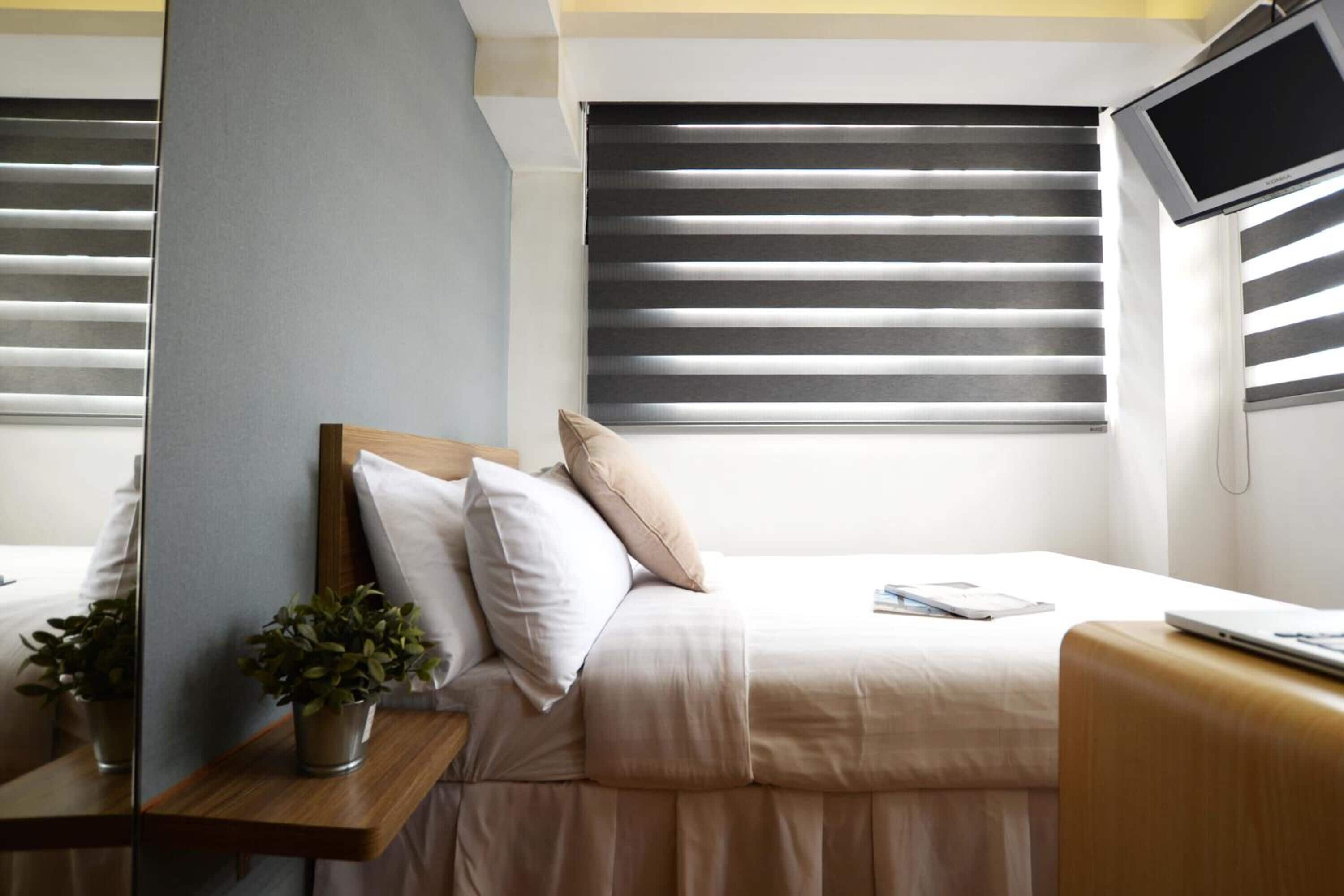 Escritorio, cortinas blackout, wifi gratis y ropa de cama 