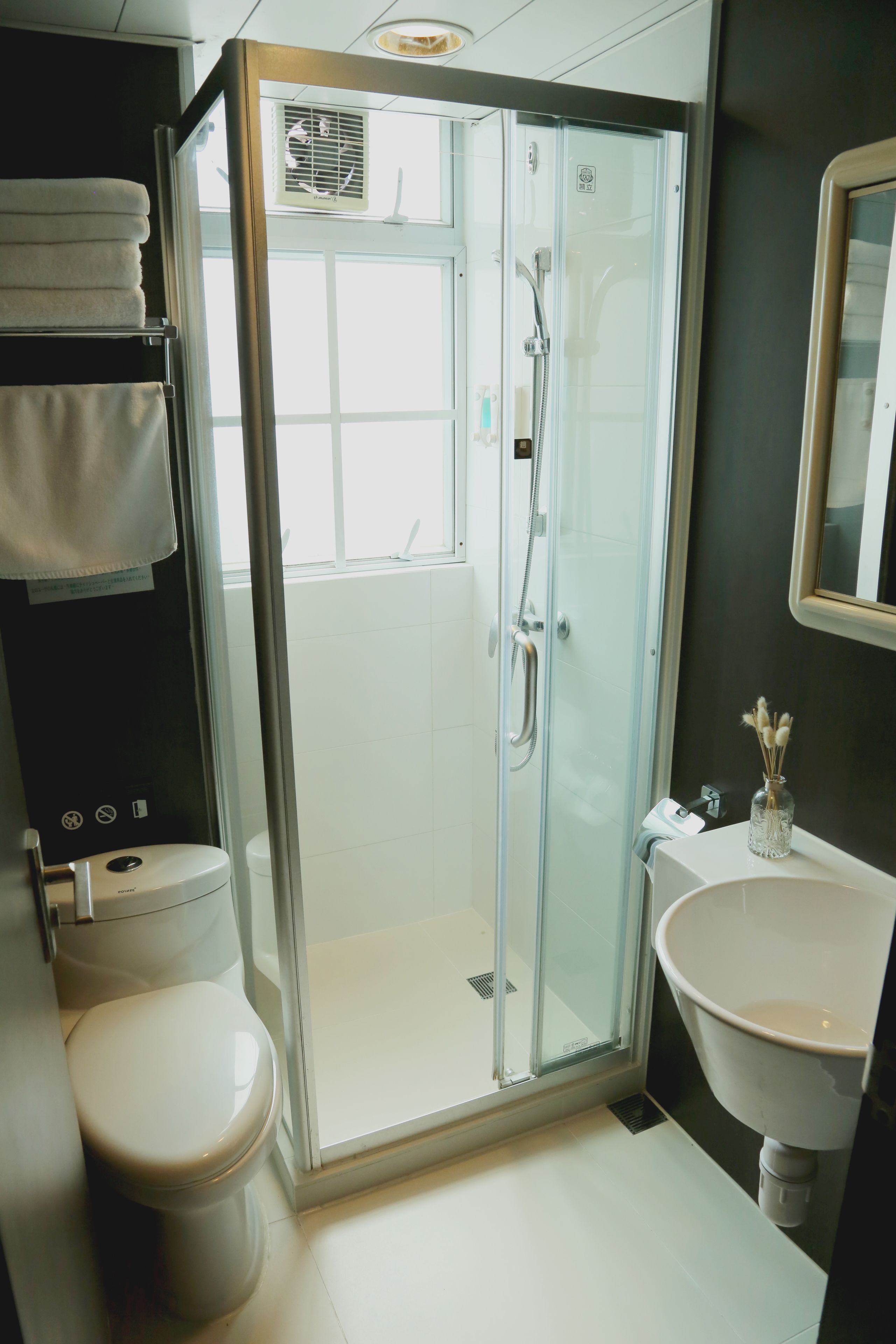 Douche, sèche-cheveux, chaussons, serviettes fournies