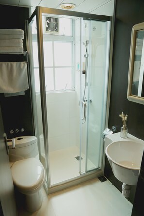 Douche, sèche-cheveux, chaussons, serviettes fournies