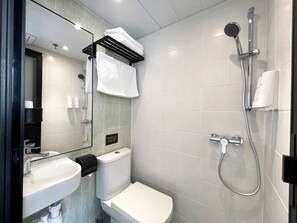 Comfort-Zweibettzimmer, 2 Einzelbetten | Badezimmer | Dusche, Haartrockner, Hausschuhe, Handtücher