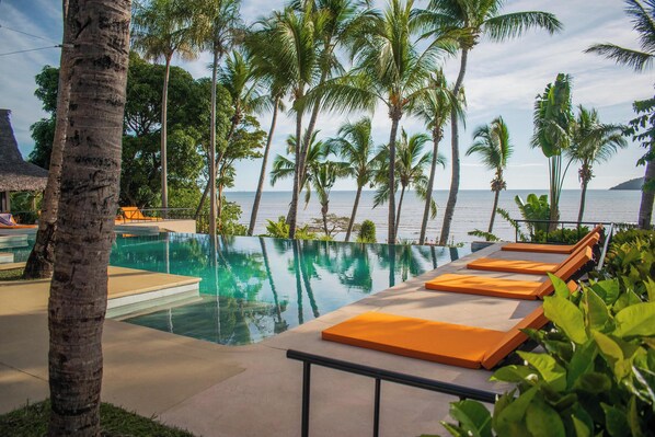 2 outdoor pools, pool umbrellas, sun loungers - Vanila Hotel & Spa (Nosy Be)