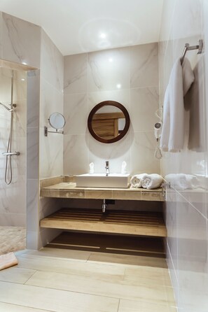 Free toiletries, hair dryer, towels - Vanila Hotel & Spa (Nosy Be)