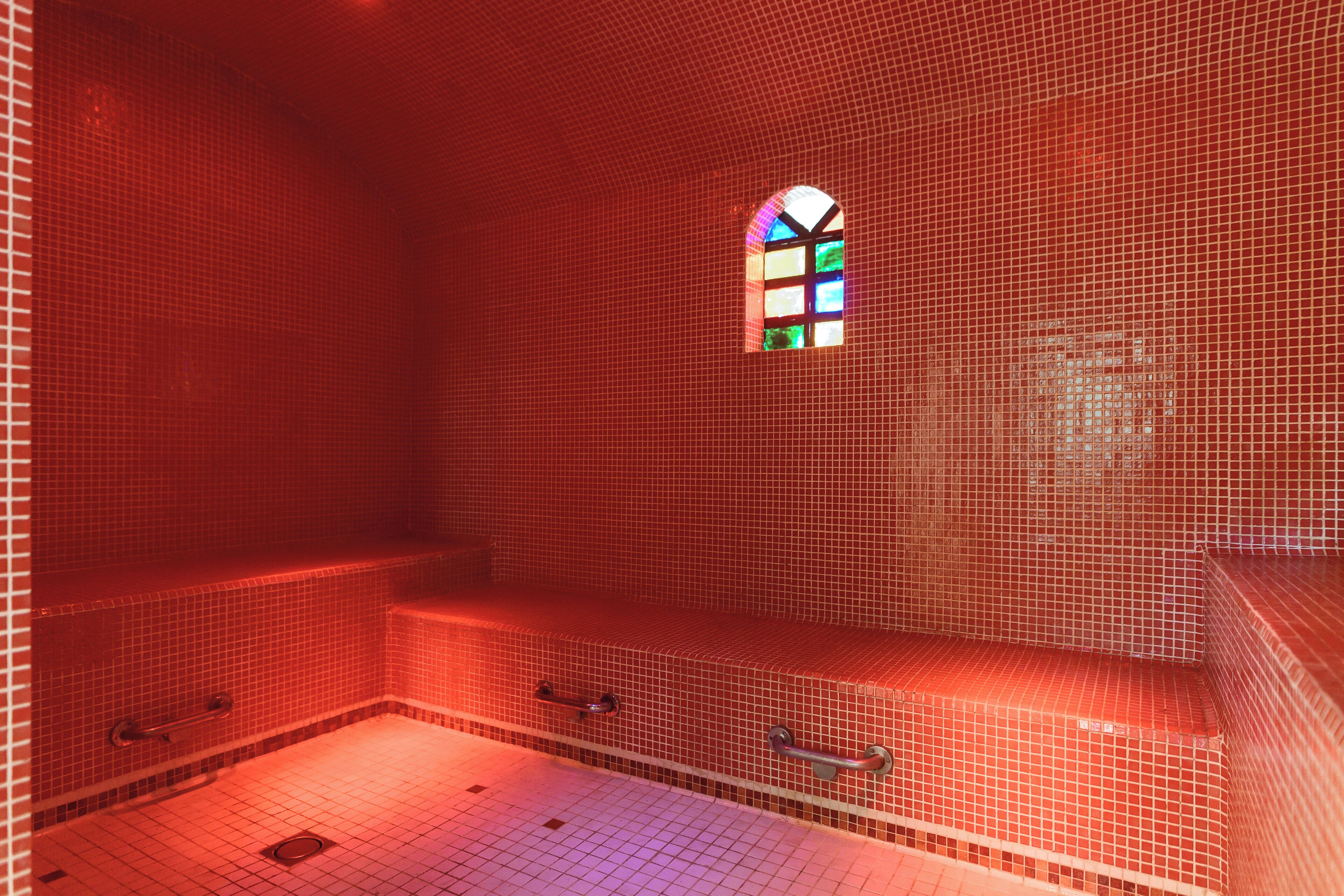 Hot tub, steam room, Turkish bath/hammam, body treatments, hydrotherapy