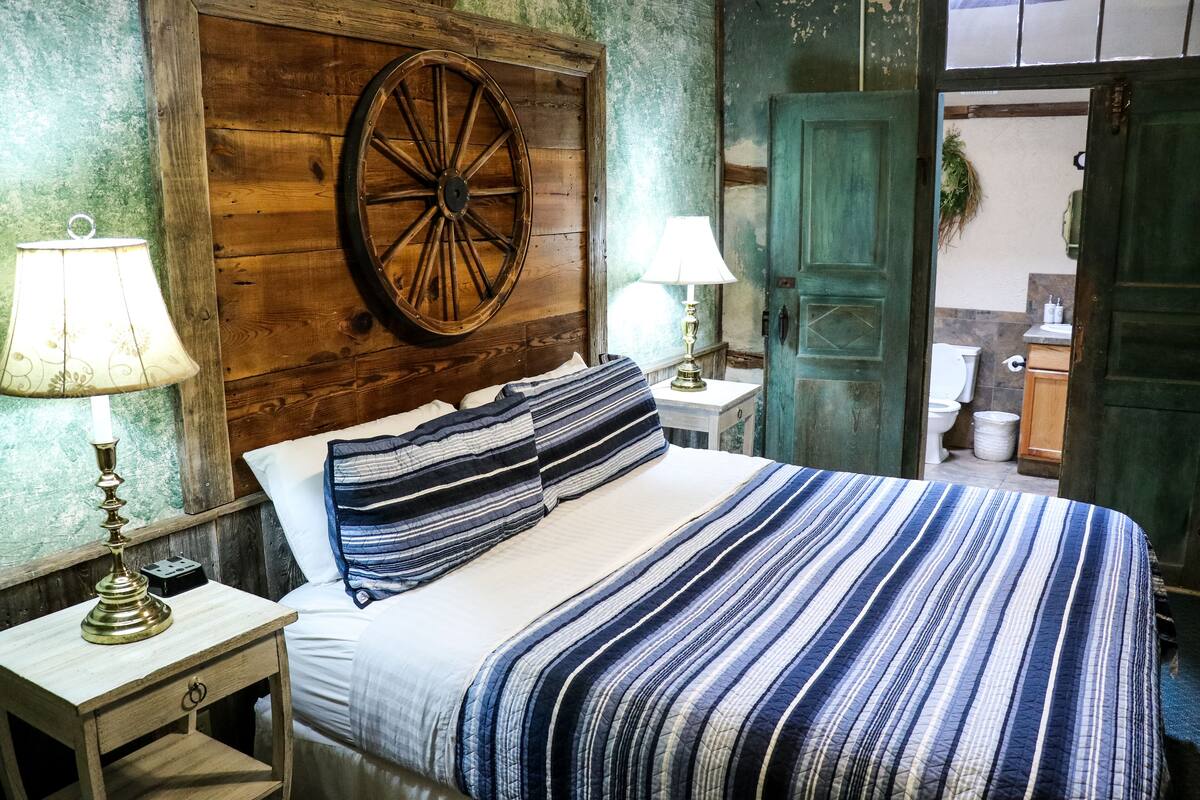 Superior Suite, Courtyard View (05 DOG) | Pillowtop beds, rollaway beds (surcharge), WiFi (free)