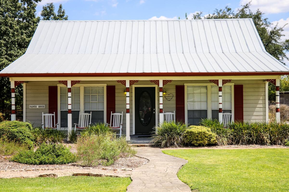 Superior House, Private Bathroom, Courtyard View (28 RAN) | Pillowtop beds, rollaway beds (surcharge), WiFi (free)