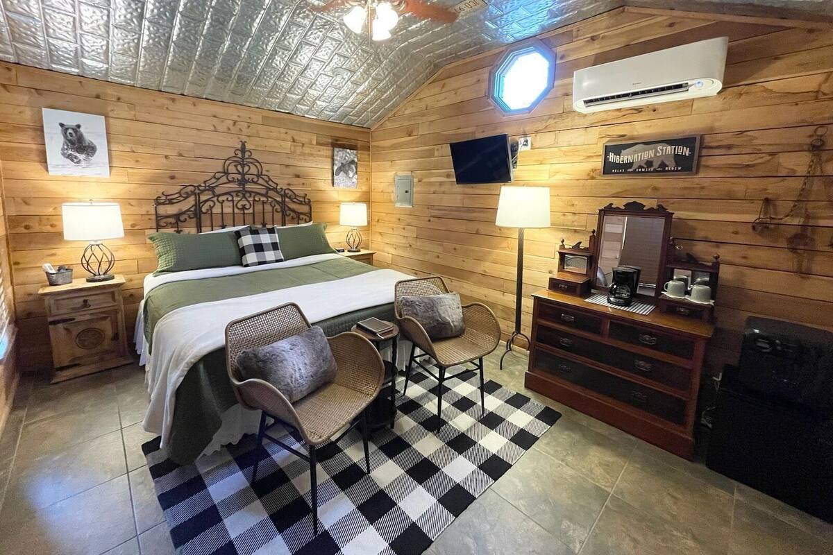 Superior Cabin (08 CAB) | Pillowtop beds, rollaway beds (surcharge), WiFi (free)