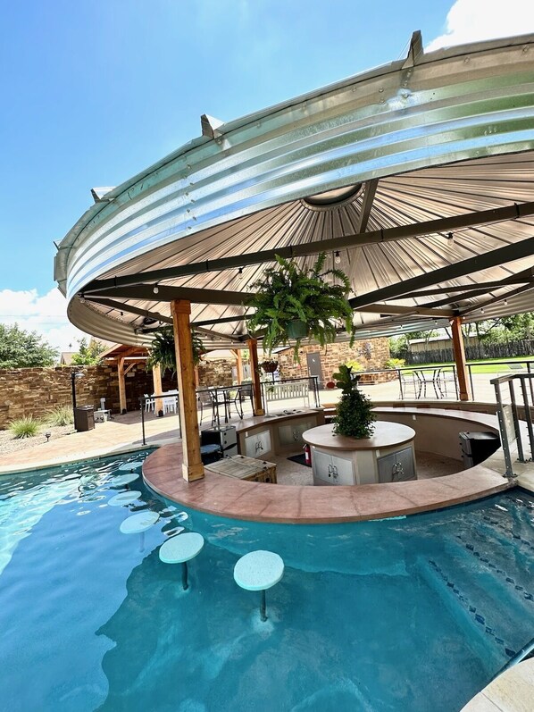 Swim-up bar - Gruene Homestead Inn (New Braunfels)