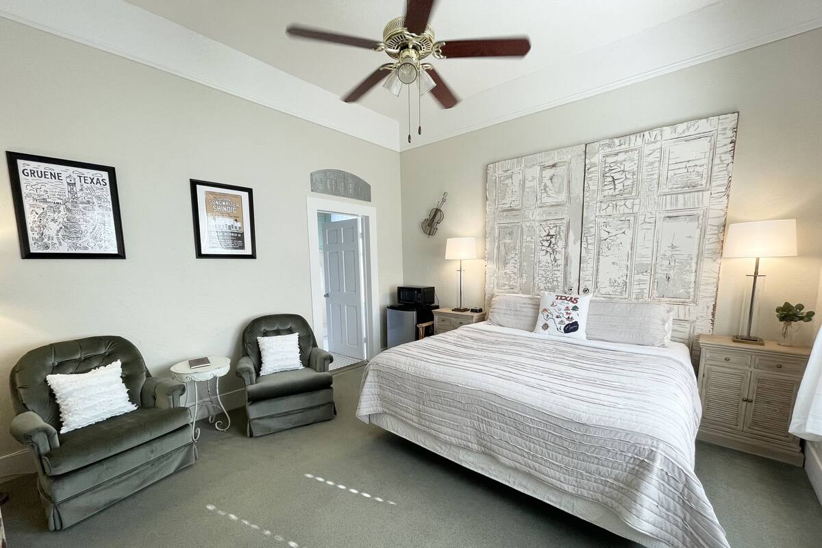Traditional Double Room, Private Bathroom, Courtyard View (12 GRU) | Pillowtop beds, rollaway beds (surcharge), WiFi (free)