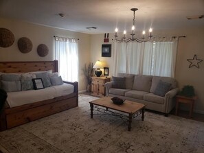 Rumah Superior, kamar mandi pribadi, pemandangan halaman (28 RAN) | Area keluarga | Televisi 32-inci dengan saluran TV kabel dan layanan streaming