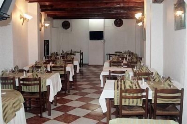 Petit déjeuner, déjeuner et dîner servis sur place