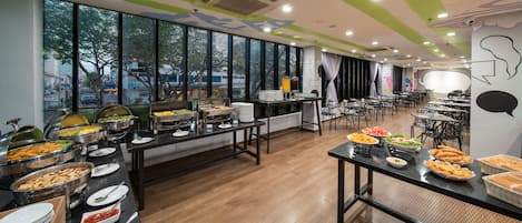 Buffet déjeuner servi tous les jours en supplément