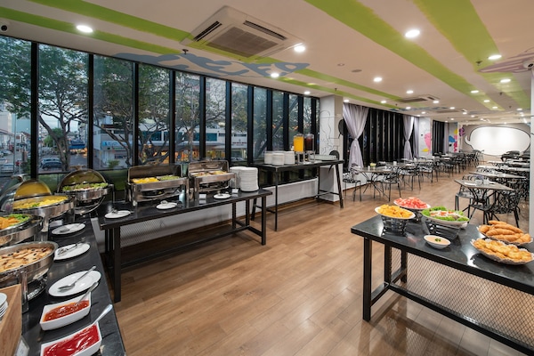 Sarapan prasmanan setiap hari dengan biaya tambahan