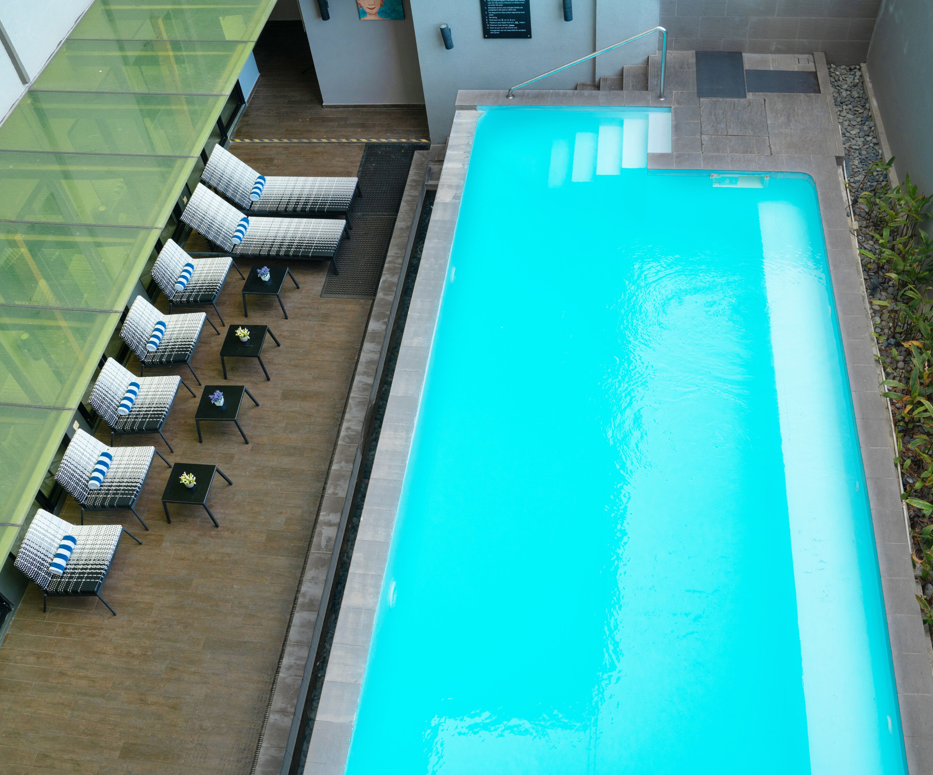 Una piscina al aire libre (de 07:00 a 19:00), tumbonas