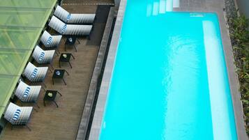 Alberca al aire libre, acceso de 07:00 a 19:00, y camastros