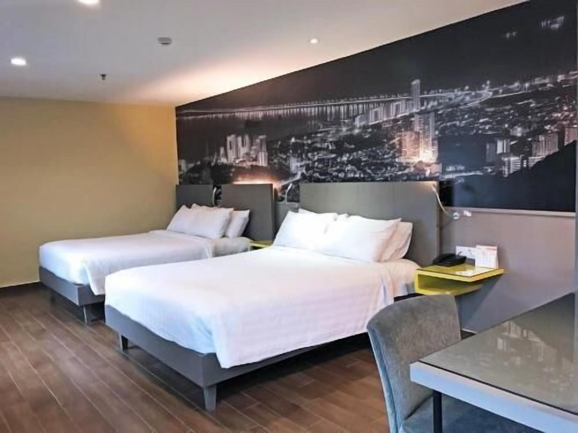 Minibar, Zimmersafe, Schreibtisch, laptopgeeigneter Arbeitsplatz