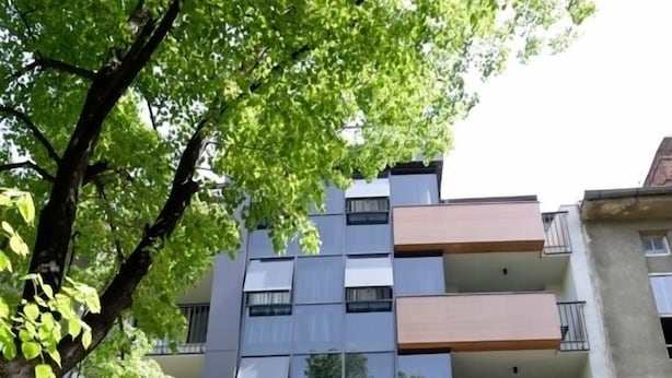 Un hotel de varios pisos con balcones, ventanas amplias y un letrero que dice "St. George The Place for You".