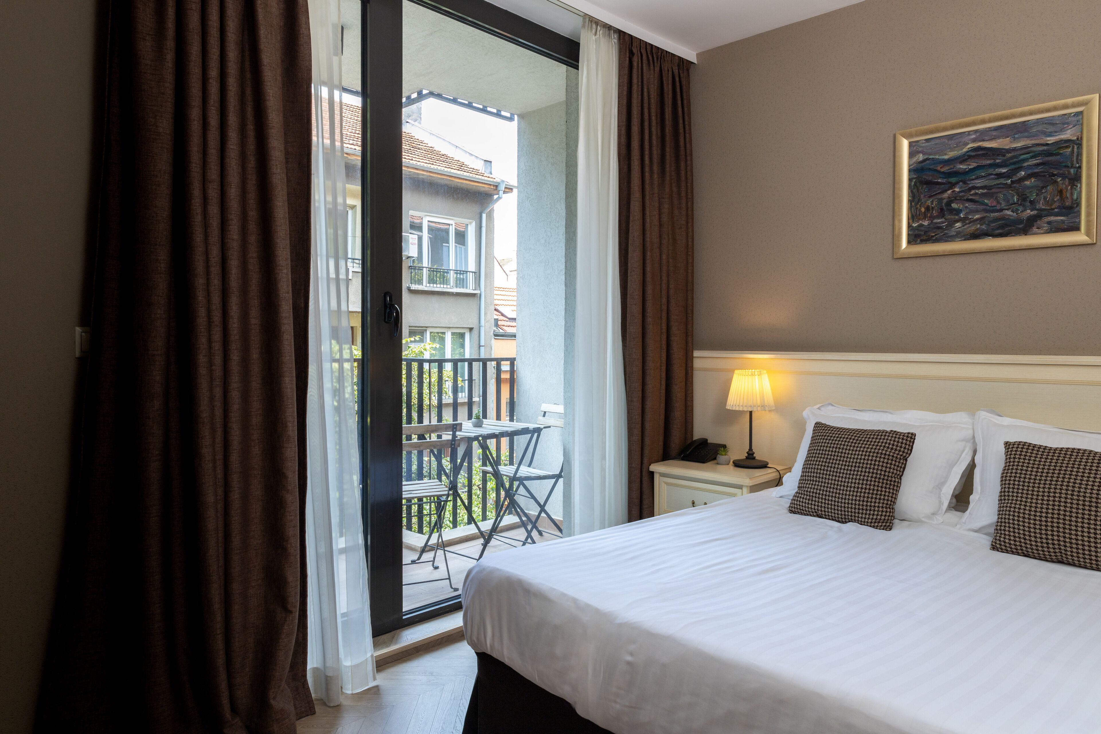 studio | minibar, in-room safe, desk, laptop workspace