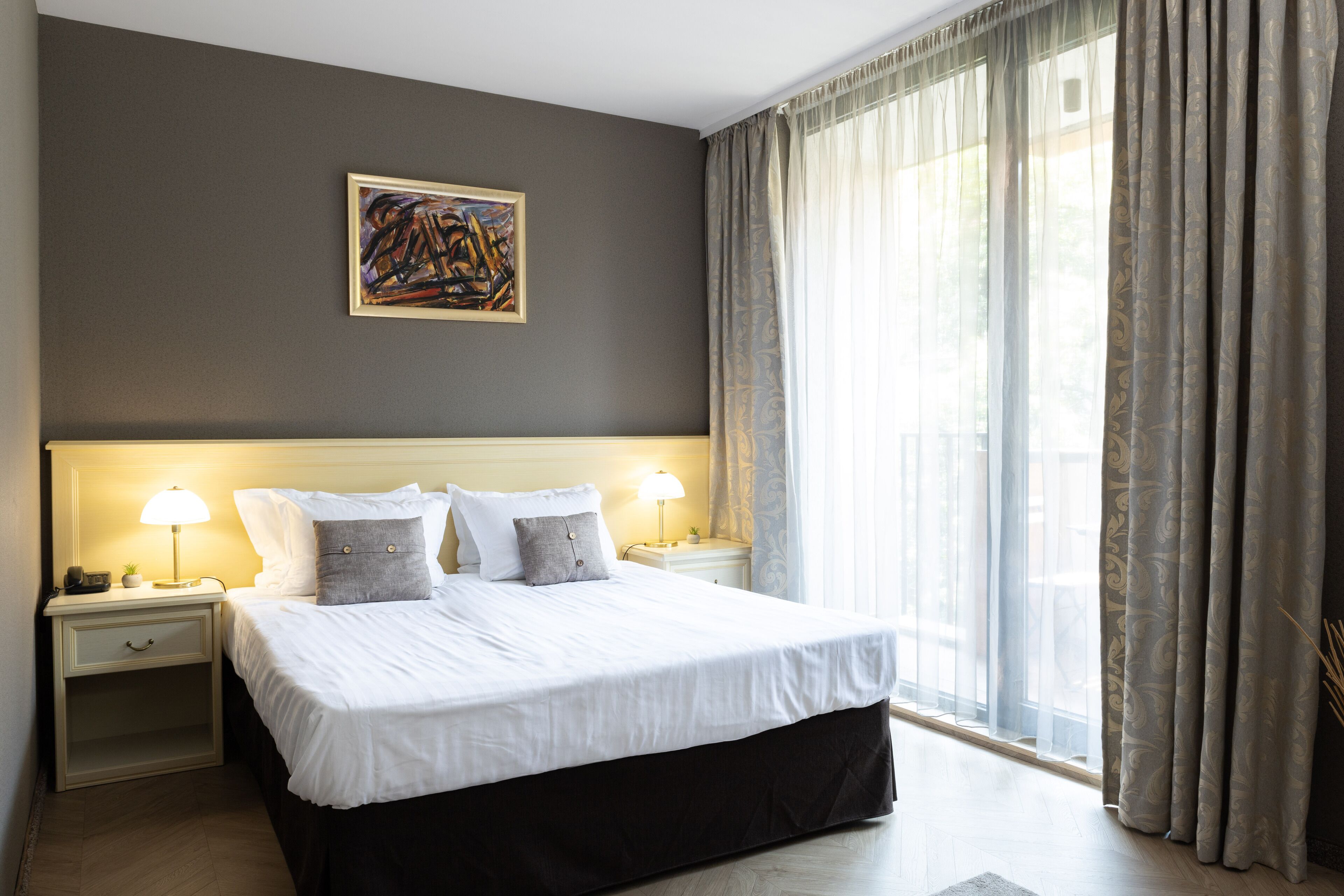 ميني بار وخزنة داخل الغرفة ومكتب ومساحة عمل للكمبيوتر المحمول