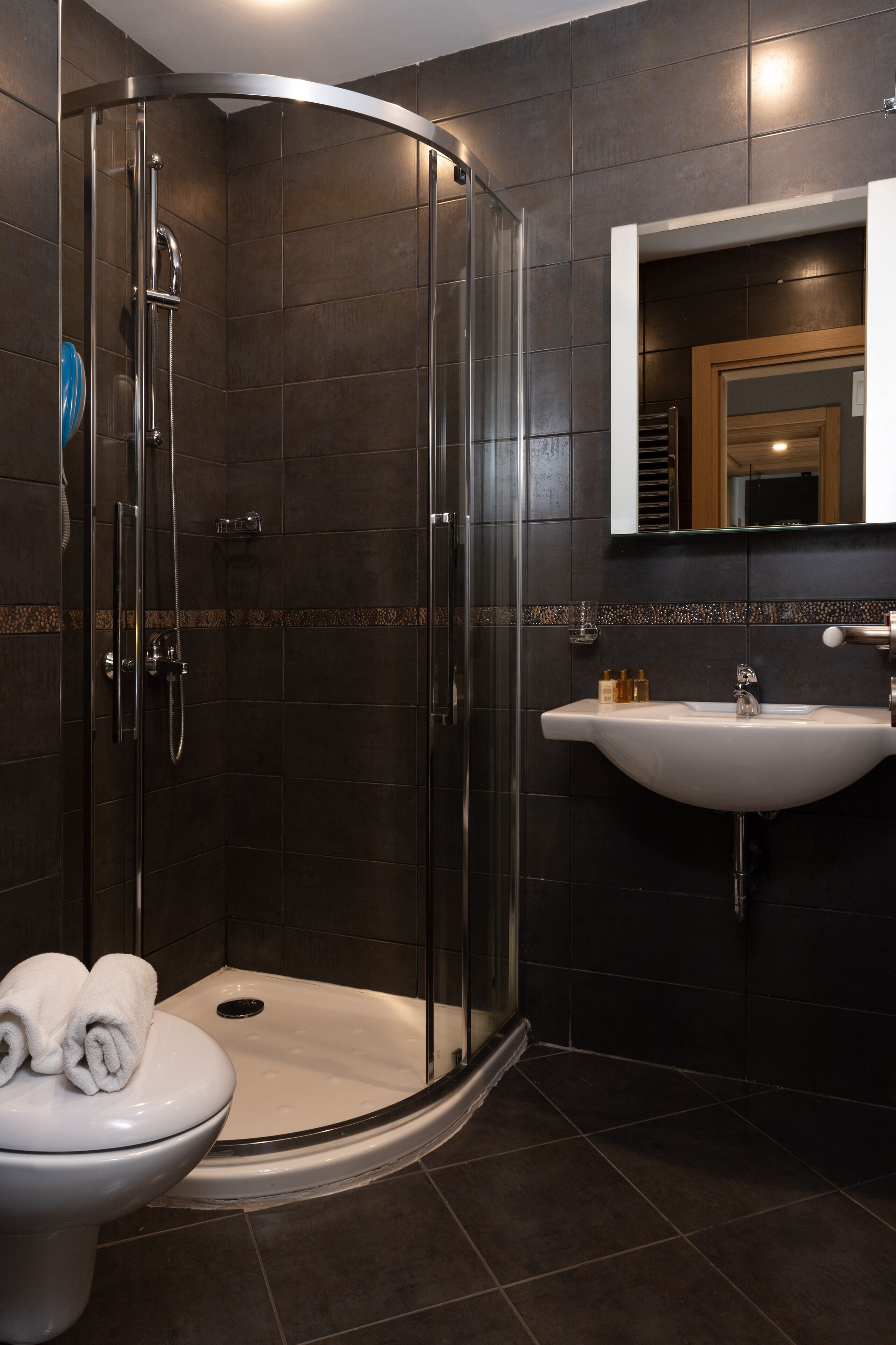 standard twin room | bathroom | shower, designer toiletries, hair dryer, towels