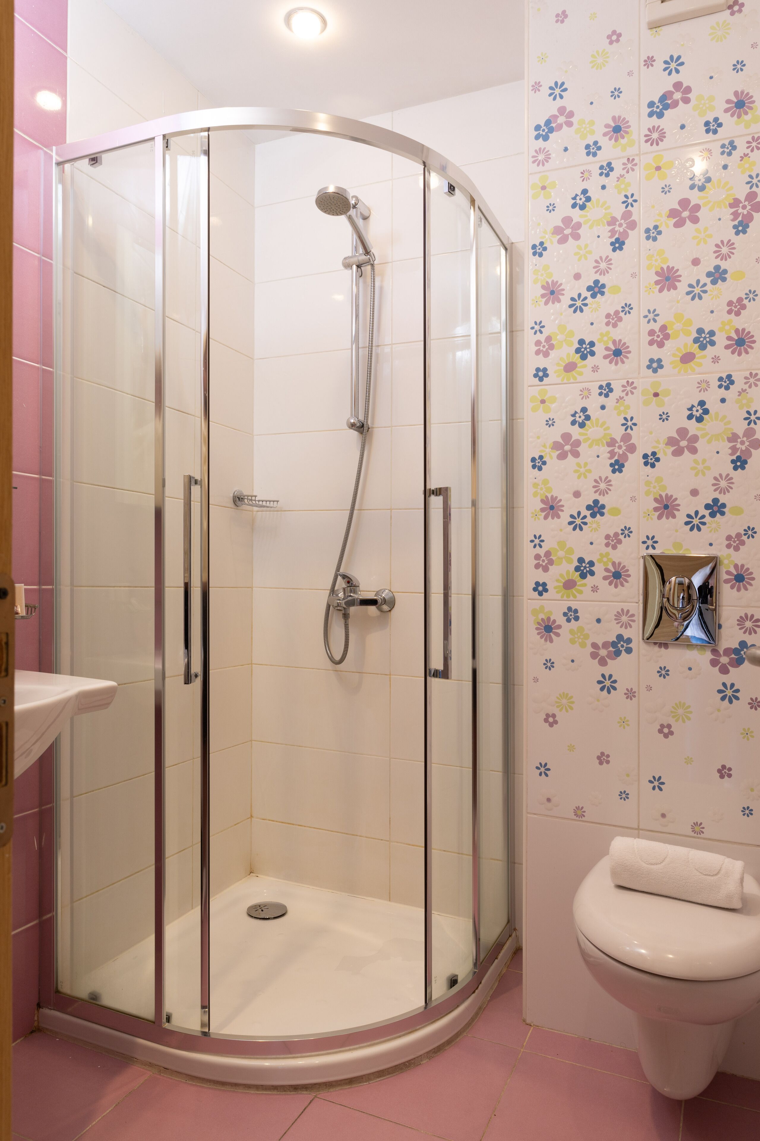 studio (twin beds) | bathroom | shower, designer toiletries, hair dryer, towels
