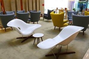 Un intérieur moderne avec des chaises contemporaines et une petite table ronde.
