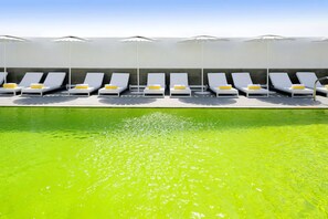 Piscine extérieure, chaises longues