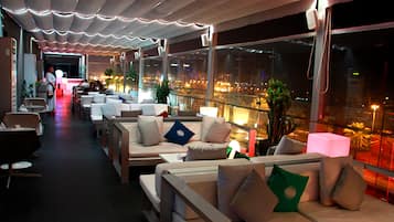 3 bars/lounges, poolside bar