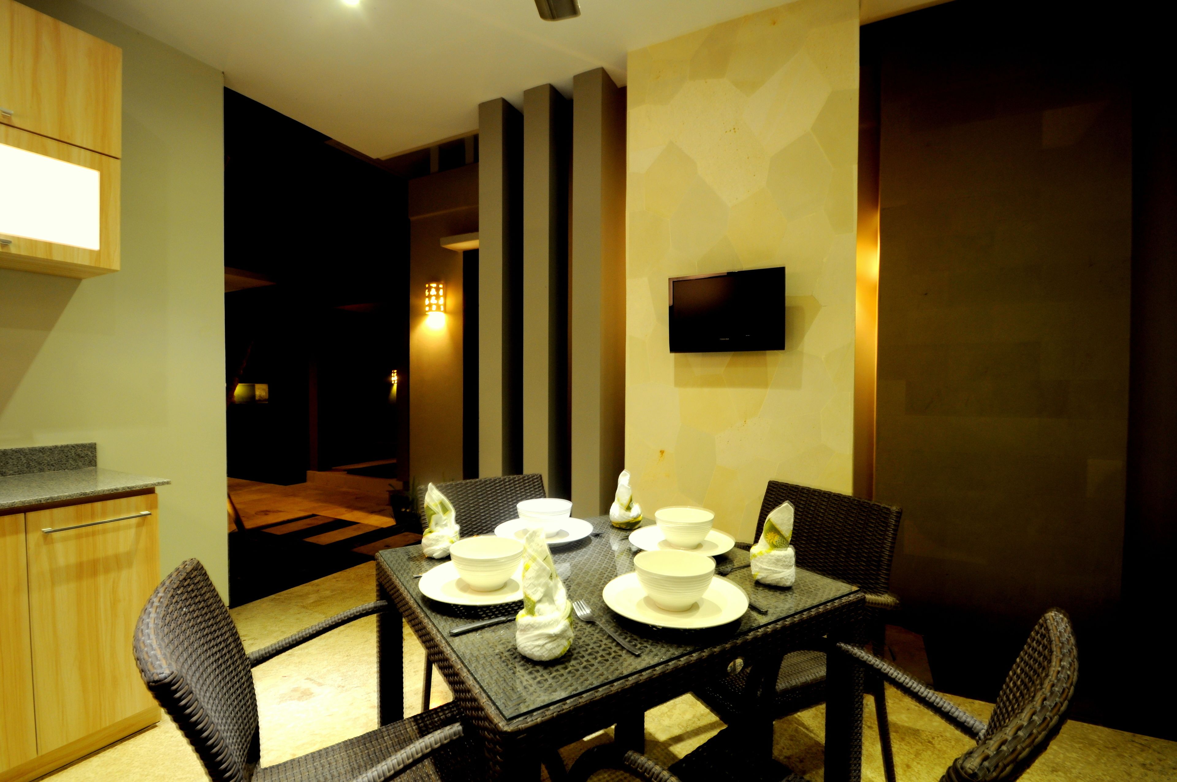 Full-size fridge, microwave, stovetop, coffee/tea maker