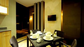 Full-size fridge, microwave, stovetop, coffee/tea maker