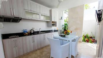 Full-sized fridge, microwave, stovetop, coffee/tea maker