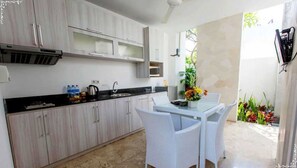 Full-size fridge, microwave, stovetop, coffee/tea maker - Jas Boutique Villas (Seminyak)