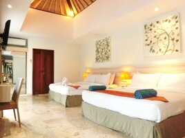 Peralatan tempat tidur premium, bar mini, peti besi dalam bilik, meja 