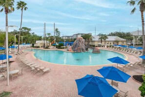 Outdoor pool, open 7:00 AM to 11:00 PM, pool umbrellas, sun loungers - Hilton Vacation Club Cypress Pointe Orlando (Orlando)