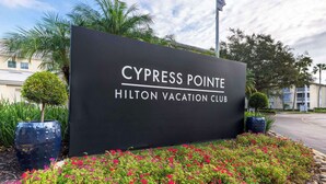 Schild für den Cypress Pointe Hilton Vacation Club.