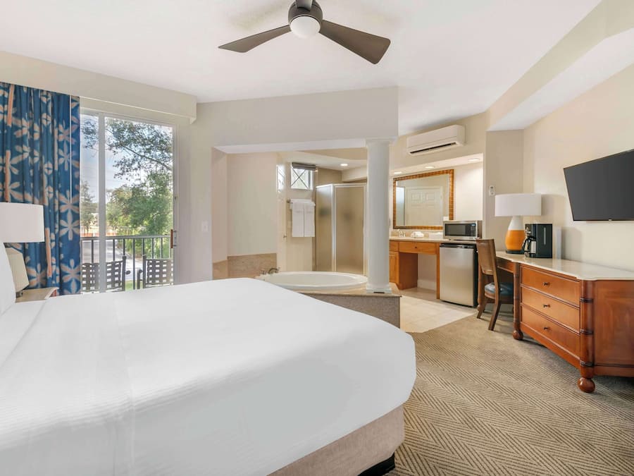 Roupas de cama premium, cofres nos quartos, escrivaninha