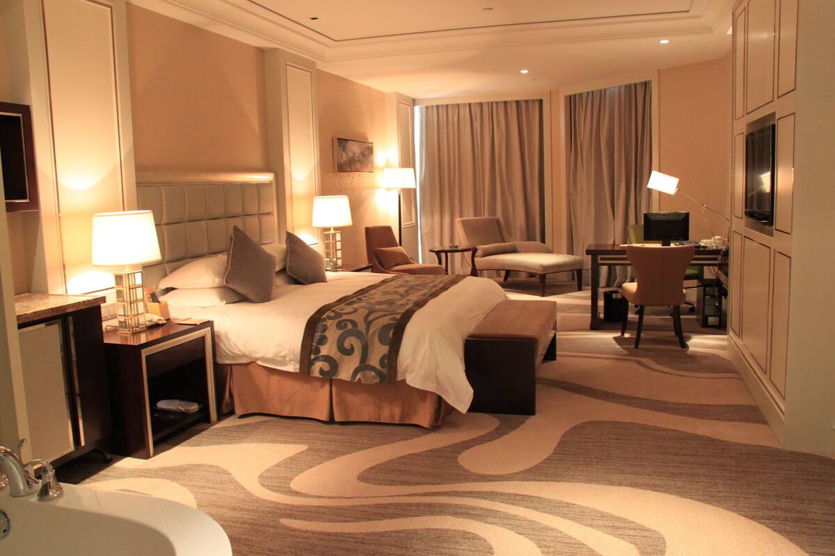 Rose Executive Room | Minibar, in-room safe, desk, blackout drapes