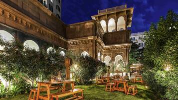 2 か所のレストラン、朝食、ランチ、ディナーに営業 (アジア料理)